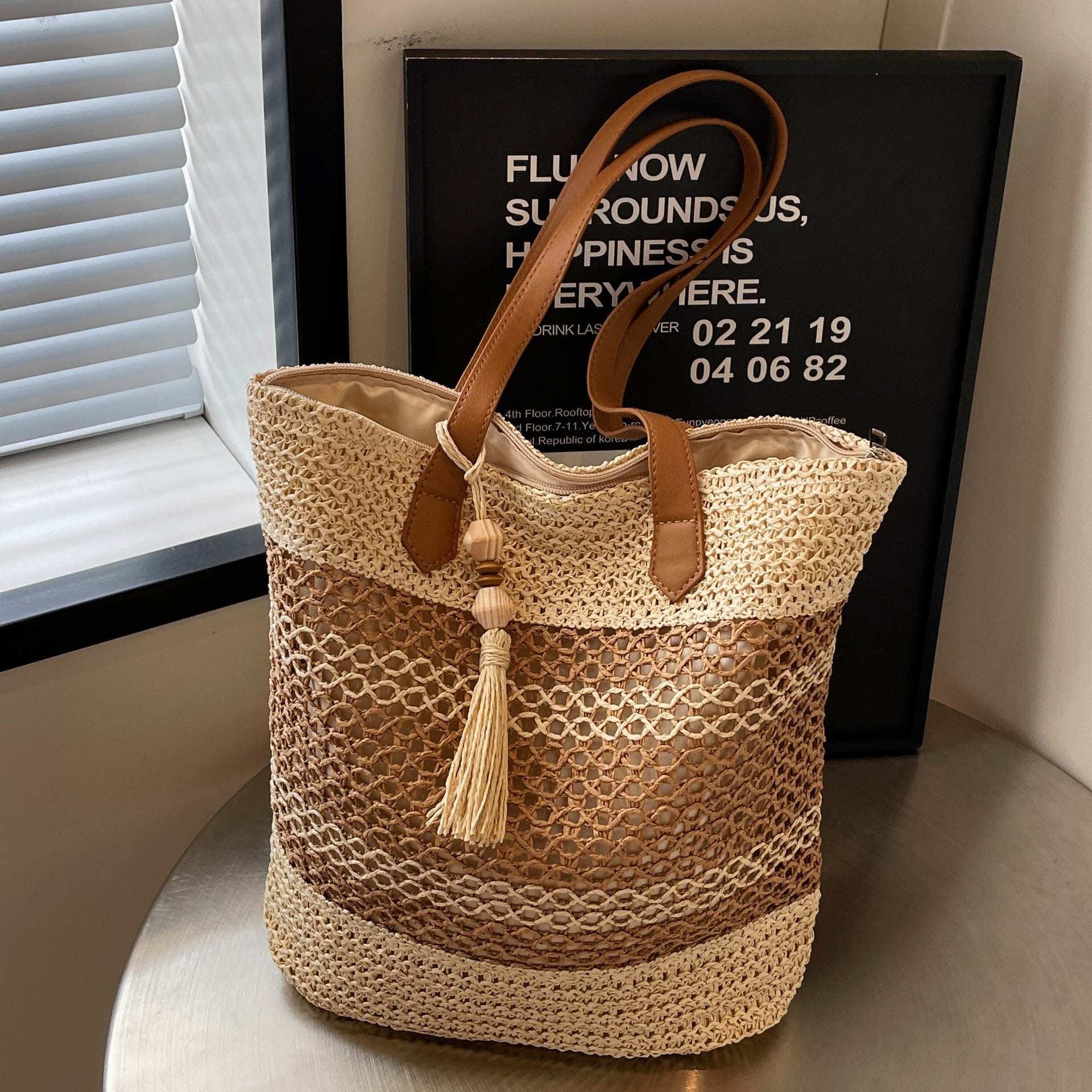 Sommer gestreifte Stroh-Schultertaschen mit Quasten-Anhänger, modische Strandtaschen mit großer Kapazität für den Urlaub am Meer