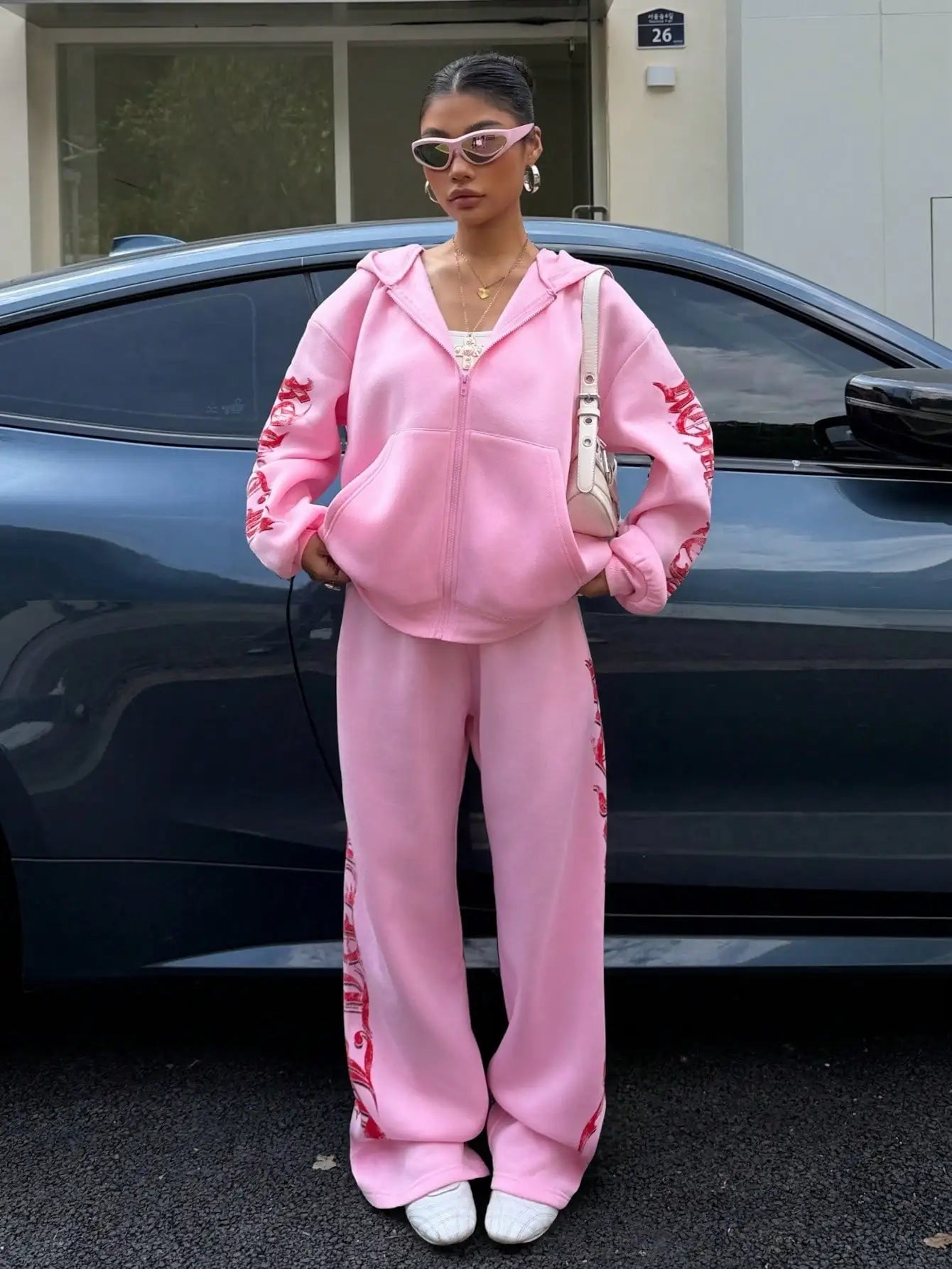 Rosa Y2K Kapuzen-Sweatshirt mit Reißverschluss und Jogginghose Set mit rotem Grafikdruck, lässiges Streetwear-Outfit
