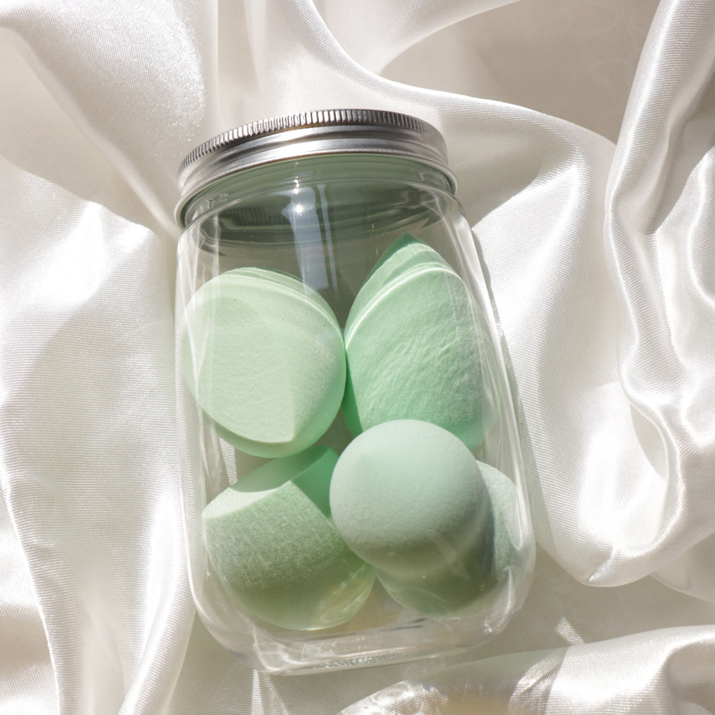 Éponge de maquillage en poudre compacte en forme d'œuf dans sa boîte, lot