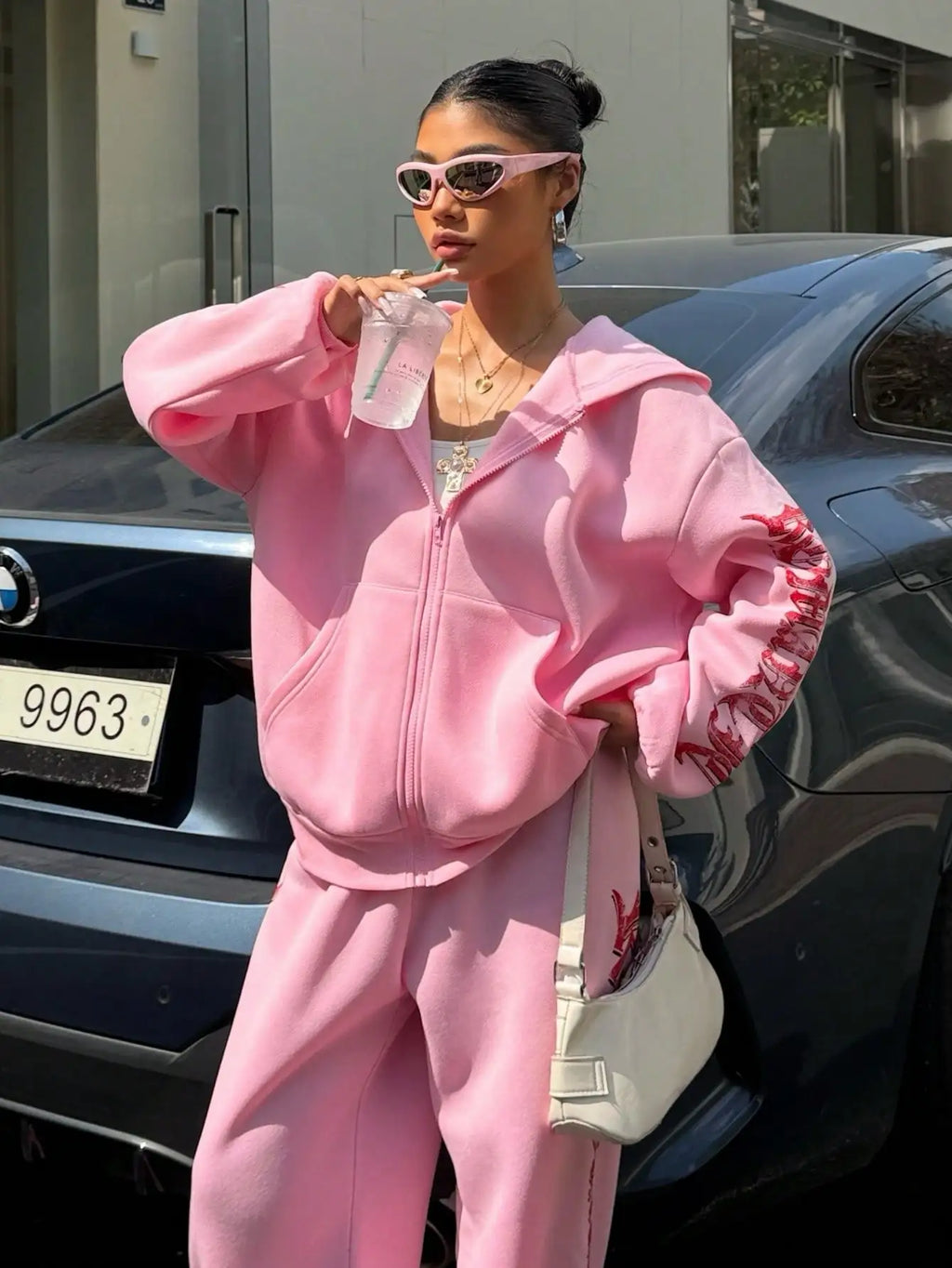 Rosa Y2K Kapuzen-Sweatshirt mit Reißverschluss und Jogginghose Set mit rotem Grafikdruck, lässiges Streetwear-Outfit