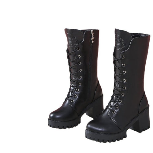 Bottes courtes à talon compensé et bout rond avec brides croisées et intérieur en peluche