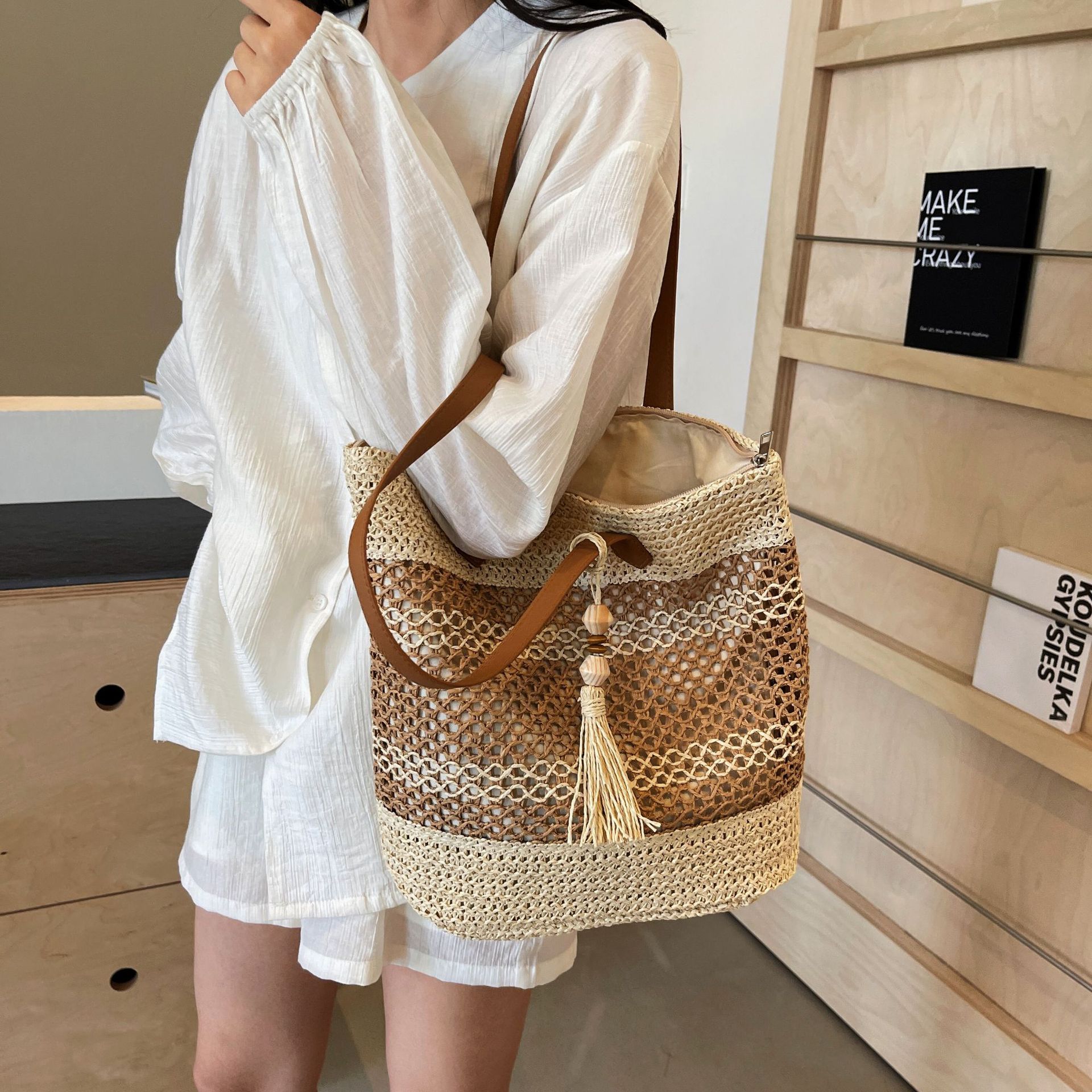 Sommer gestreifte Stroh-Schultertaschen mit Quasten-Anhänger, modische Strandtaschen mit großer Kapazität für den Urlaub am Meer