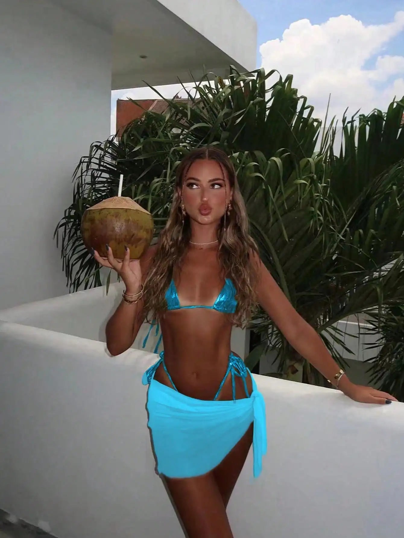 Sexy Bikini-Dreiteiler mit Cut-out und blauem Stoff-Mesh-Rock