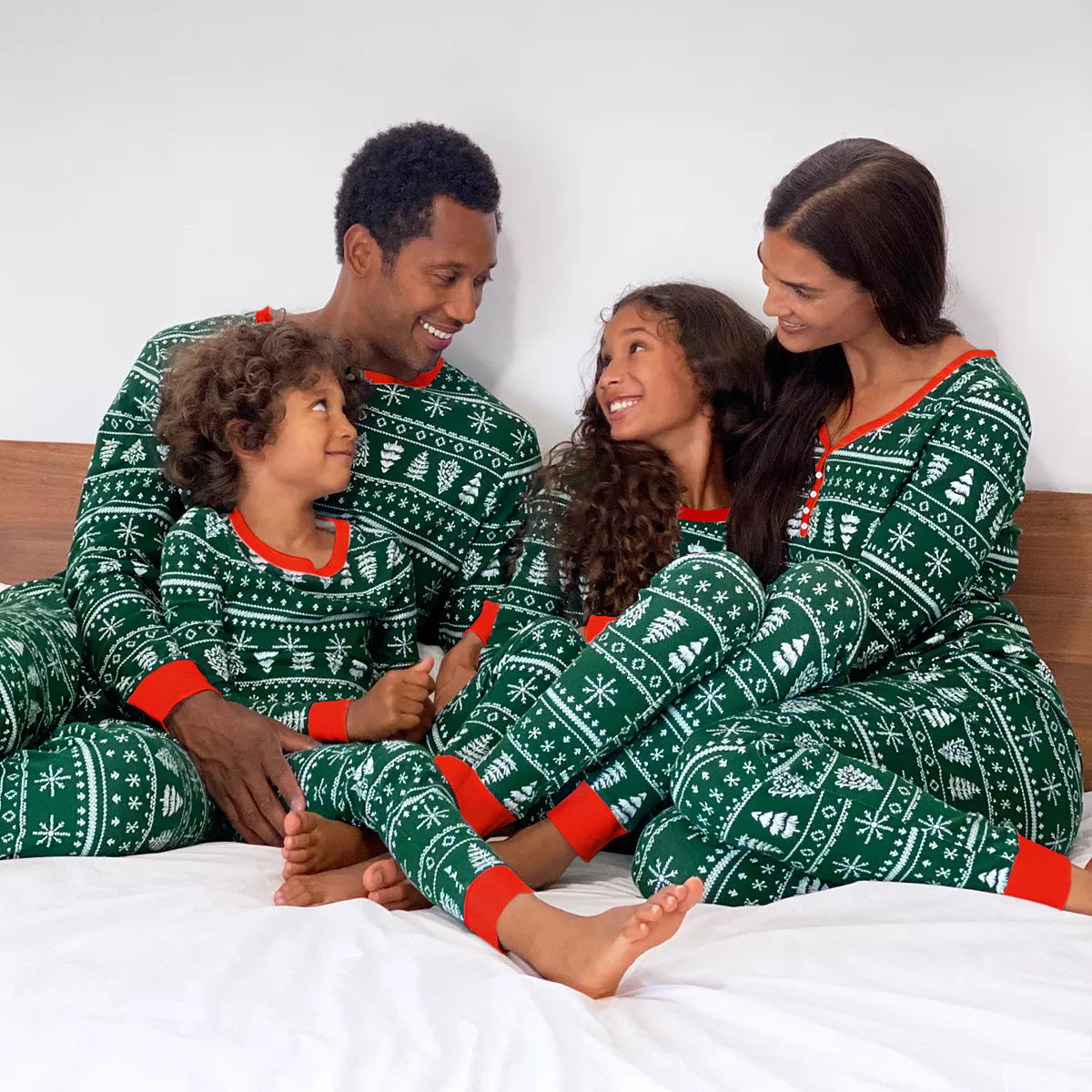 Christmas Family Matching Loungewear Set Green – Contrast Color Print Homewear – AdriaPulse"